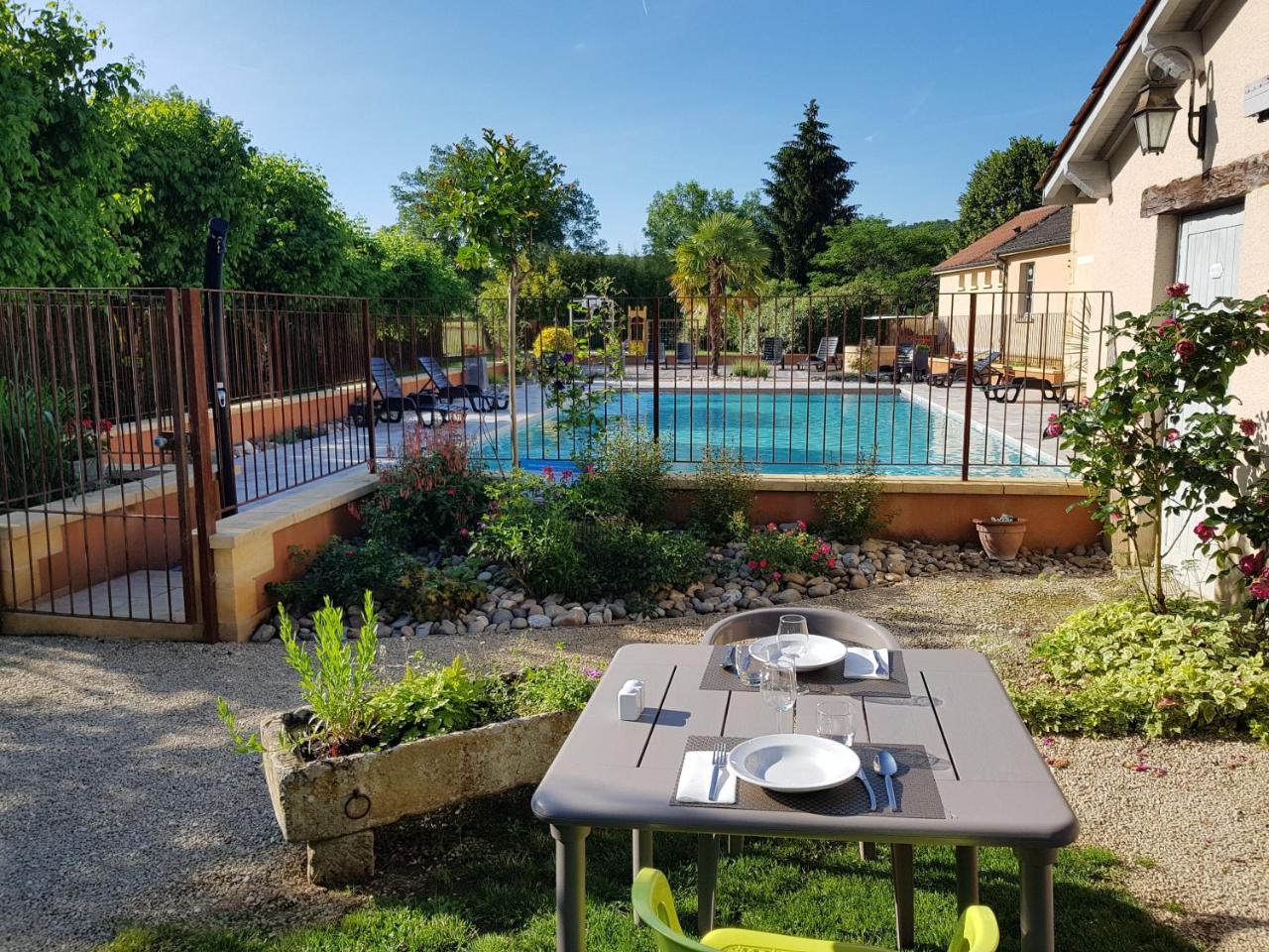 Logis Hotel Archambeau Thonac Luaran gambar